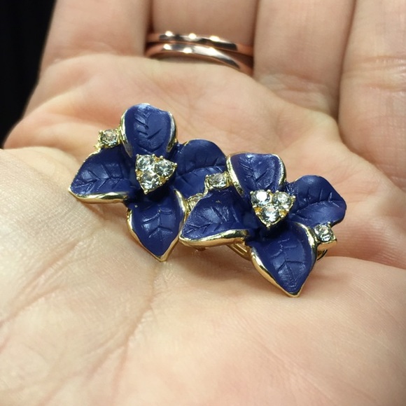 Gold tone Royal Blue Flower earrings ear ring - Picture 6 of 7